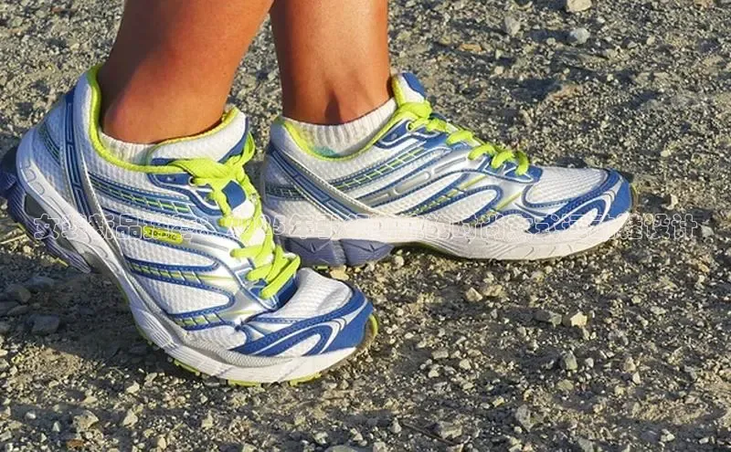 女装新品推荐：2025年引领潮流的时尚女式运动鞋设计