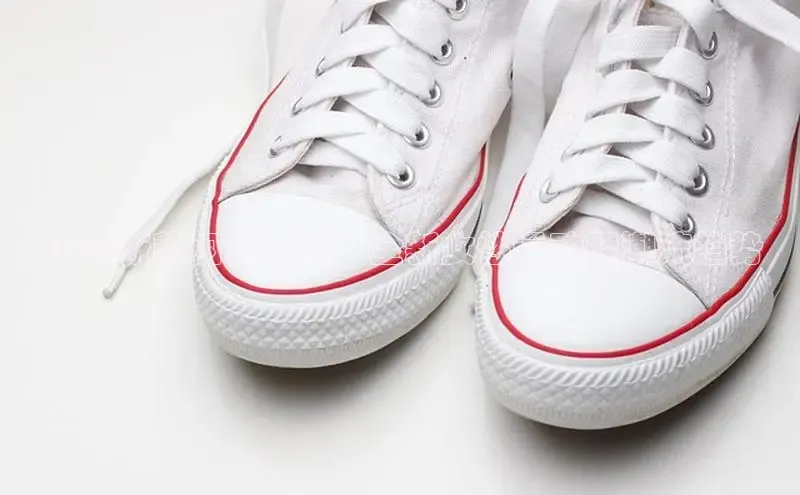 2025新款闪耀之舞：全新女性运动鞋潮流趋势